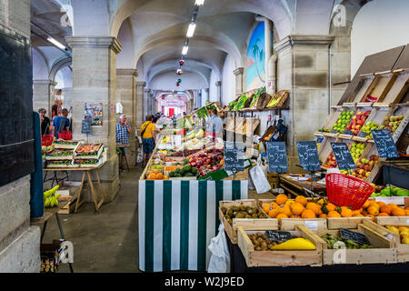 Indoor Garküche Verkauf von Gemüse in Autun Freitag Markt in Autun, Burgund, Frankreich am 5. Juli 2019 Stockfoto