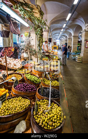 Indoor Garküche Verkauf von Oliven in Autun Freitag Markt in Autun, Burgund, Frankreich am 5. Juli 2019 Stockfoto