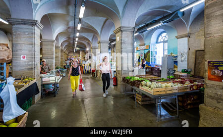 Indoor Garküche Verkauf von Gemüse in Autun Freitag Markt in Autun, Burgund, Frankreich am 5. Juli 2019 Stockfoto