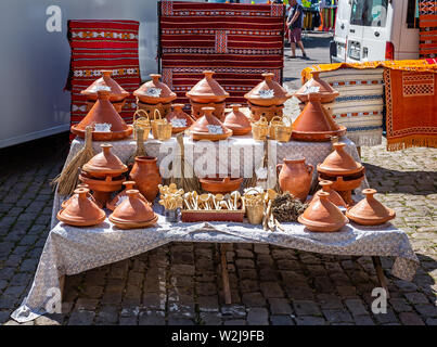 Marktständen verkaufen tagine Töpfen bei Autun Freitag Markt in Autun, Burgund, Frankreich am 5. Juli 2019 Stockfoto