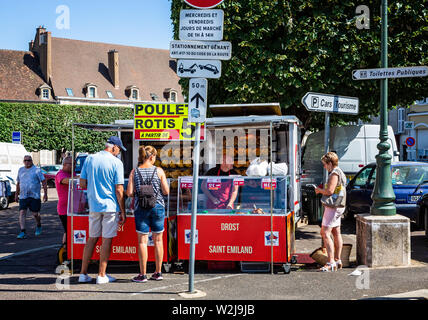 Garküche Verkauf gebratene Hühner in Autun Freitag Markt in Autun, Burgund, Frankreich am 5. Juli 2019 Stockfoto