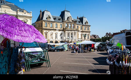 Marktstände und Rathaus am Freitag Markt in Autun Autun, Burgund, Frankreich am 5. Juli 2019 Stockfoto