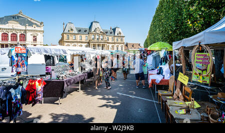 Marktstände und Rathaus am Freitag Markt in Autun Autun, Burgund, Frankreich am 5. Juli 2019 Stockfoto