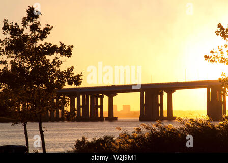 Feuer am Himmel eine explosive und dramatischen Sonnenuntergang kommt durch die Verschmutzung von einem in der Nähe gelegenen Fabrik und natürlichen atmosphärischen Bedingungen verursacht werden. Stockfoto