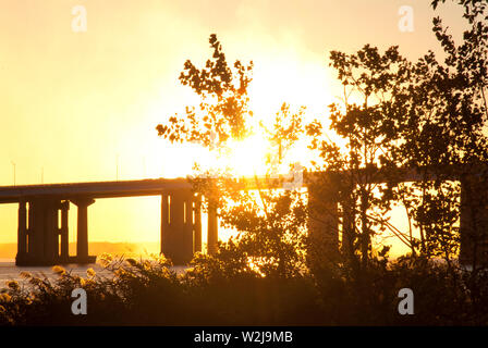 Feuer am Himmel eine explosive und dramatischen Sonnenuntergang kommt durch die Verschmutzung von einem in der Nähe gelegenen Fabrik und natürlichen atmosphärischen Bedingungen verursacht werden. Stockfoto