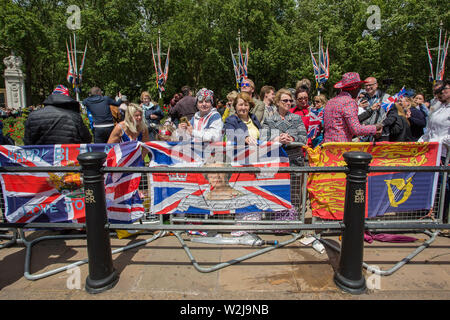 Den offiziellen Geburtstag des britischen souveränen hat durch die Trooping der Farbe Seit mehr als 260 Jahren geprägt. Die königlichen Spektakel paradieren sieht über 1400 Soldaten, 200 Pferde und 400 Musiker werden, nehmen an der jährlichen Veranstaltung, die von der RAF fliegen gefolgt ist - in der Vergangenheit über den Buckingham Palace. Mit: Atmosphäre, Wo: London, Großbritannien Wann: 08 Jun 2019 Credit: Wheatley/WANN Stockfoto