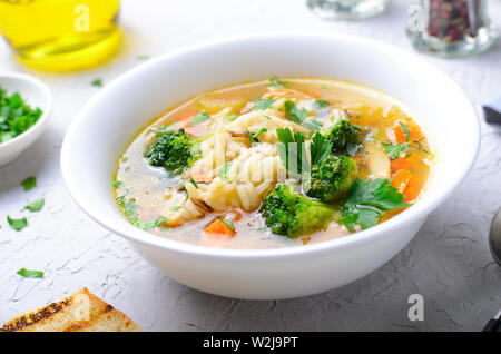 Gemüsesuppe mit wildem Reis und Huhn auf hellen Hintergrund, leckere hausgemachte Speisen Stockfoto