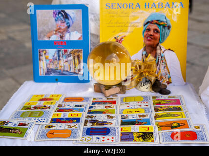 Plaza de la Catedral, Havanna, Kuba - Januar 2, 2019: Die afro-kubanische Priesterin oder Santera La Señora Habana's zeigt Ihr tarot Karten. Stockfoto