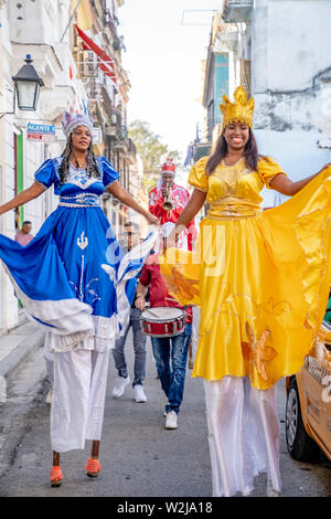 Die Altstadt von Havanna, Kuba - Januar 2, 2019: Stelzen Interpreten und Musikern starten eine improvisierte Street Party in den Straßen von Havanna. Stockfoto