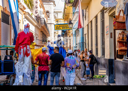 Die Altstadt von Havanna, Kuba - Januar 2, 2019: Stelzen Interpreten und Musikern starten eine improvisierte Straßenfest in der Nähe der berühmten La Bodegita del Medio Restaurant. Stockfoto