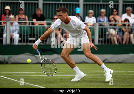 Joe Salisbury in Aktion in der Mens verdoppelt an Tag 8 der Wimbledon Championships in der All England Lawn Tennis und Croquet Club, Wimbledon. Stockfoto