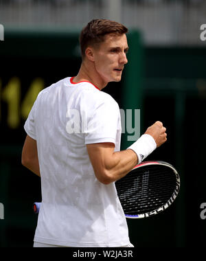 Joe Salisbury in Aktion in der Mens verdoppelt an Tag 8 der Wimbledon Championships in der All England Lawn Tennis und Croquet Club, Wimbledon. Stockfoto