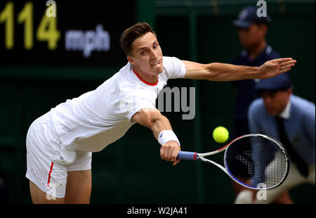 Joe Salisbury in Aktion in der Mens verdoppelt an Tag 8 der Wimbledon Championships in der All England Lawn Tennis und Croquet Club, Wimbledon. Stockfoto