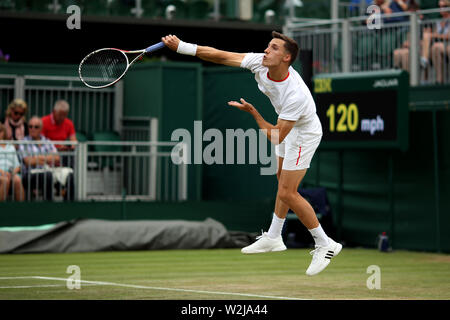 Joe Salisbury in Aktion in der Mens verdoppelt an Tag 8 der Wimbledon Championships in der All England Lawn Tennis und Croquet Club, Wimbledon. Stockfoto
