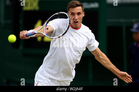 Joe Salisbury in Aktion in der Mens verdoppelt an Tag 8 der Wimbledon Championships in der All England Lawn Tennis und Croquet Club, Wimbledon. Stockfoto