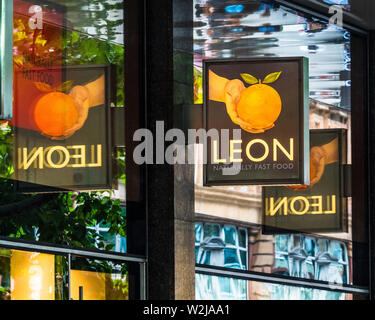 LEON Restaurant London - Der Leon Gesund & gesundes Fast Food Restaurant in London Tottenham Court Road. Stockfoto