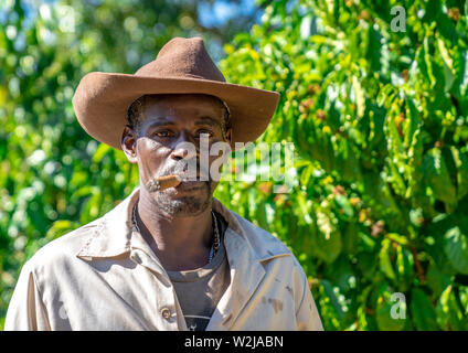 Viñales, Kuba - am 3. Januar 2019 - Eine kubanische Ranchero (Cowboy) nimmt eine Auszeit von seinem Führung und raucht eine handgefertigte kubanische Zigarre. Stockfoto