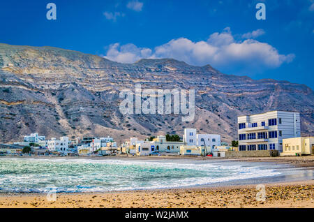 Kleines, verschlafenes Fischerdorf am Fuße des Hügels in Maskat, Oman. Aus dem Boden geschossen. Stockfoto