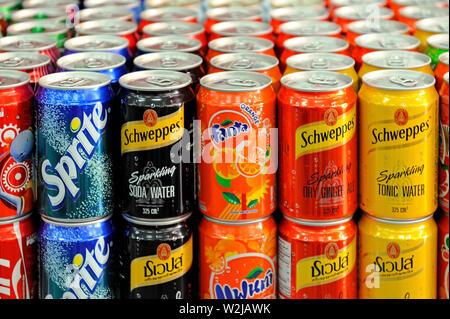 Mae Sai, Thailand - 31. Oktober 2009: Dosen von Softdrinks für Verkauf in einem Restaurant angezeigt Stockfoto