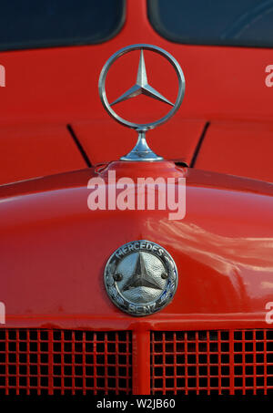 Papenburg, Niedersachsen/Deutschland - September 01, 2012: Die Front und Motorhaube eines deutschen Vintage mercedes benz Feuerwehr Lkw Stockfoto