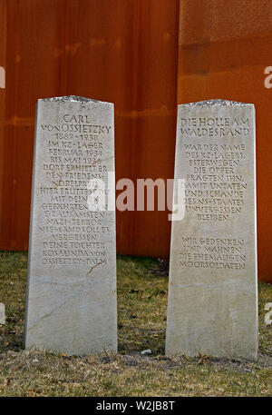 Esterwegen, Niedersachsen/Deutschland - April 06, 2013: Gedenksteine für Carl-von-Ossietzky-Medaille und der Torf Soldaten bog auf dem Gelände der Stockfoto