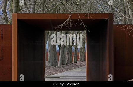 Esterwegen, Niedersachsen/Deutschland - April 06, 2013: symbolische Stahl Wand und Tor auf dem Gelände der KZ-Gedenkstätte Esterwegen Stockfoto