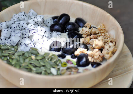 Smoothie Schüssel, mango Joghurt mit Obst- oder blended Mango Stockfoto