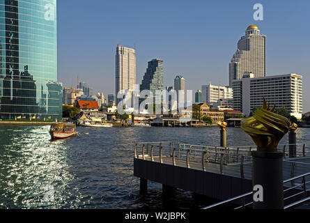 Bangkok, Thailand - Januar 25, 2019: Blick von iconsiam Pier über Mae Nam Chao Phraya River auf sathorn (Old Customs House, Mandarin Oriental Hote Stockfoto