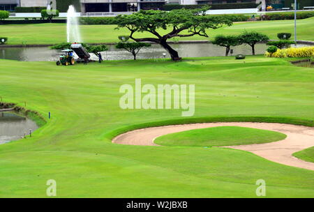 Die Royal Bangkok Sports Club (RBSC-) Golf in Pathumwan, Bangkok, Thailand, Asien, von der Skytrain station Ratchadamri genommen. Dies ist ein exklusiver Sport Club am besten in der Öffentlichkeit für seine Pferderennen Veranstaltungsort bekannt. Der Kurs bietet anspruchsvollen Bunkern und Wasserflächen und hat schöne Grüns. 1901 gegründet, war es das erste Pferderennbahn im Land und einer der ältesten Golfplätze, Eröffnung im Jahr 1906. Stockfoto