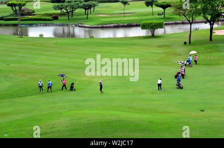 Die Royal Bangkok Sports Club (RBSC-) Golf in Pathumwan, Bangkok, Thailand, Asien, von der Skytrain station Ratchadamri genommen. Dies ist ein exklusiver Sport Club am besten in der Öffentlichkeit für seine Pferderennen Veranstaltungsort bekannt. Der Kurs bietet anspruchsvollen Bunkern und Wasserflächen und hat schöne Grüns. 1901 gegründet, war es das erste Pferderennbahn im Land und einer der ältesten Golfplätze, Eröffnung im Jahr 1906. Stockfoto