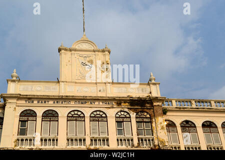 Bangkok, Thailand - Februar 02, 2019: Historische der East Asiatic Company Bürogebäude am Ufer des Mae Nam Chao Phraya in der soi Charoen krung 40 Stockfoto