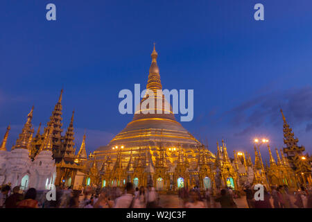 Goldenen Shwedagon-Pagode in der Nacht, Yangon, Myanmar Stockfoto