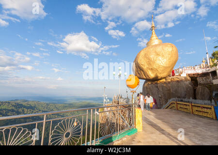 Goldenen Felsen oder Kyaiktiyo Pagode, Myanmar. Stockfoto