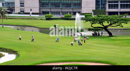 Die Royal Bangkok Sports Club (RBSC-) Golf in Pathumwan, Bangkok, Thailand, Asien, von der Skytrain station Ratchadamri genommen. Dies ist ein exklusiver Sport Club am besten in der Öffentlichkeit für seine Pferderennen Veranstaltungsort bekannt. Der Kurs bietet anspruchsvollen Bunkern und Wasserflächen und hat schöne Grüns. 1901 gegründet, war es das erste Pferderennbahn im Land und einer der ältesten Golfplätze, Eröffnung im Jahr 1906. Stockfoto