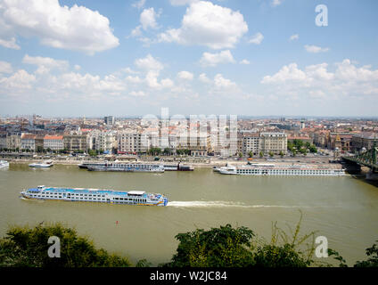 Kreuzfahrt Schiffe auf der Donau - der Blick über Budapest von Gellert Hill Stockfoto