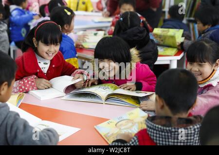 (190709) - Peking, 9. Juli 2019 (Xinhua) - die Schüler lesen Bücher bei einer Lesung Lektion an quyang Grundschule in Yudu County, im Osten der chinesischen Provinz Jiangxi, Feb 23, 2017. (Xinhua / Shen Bohan) Stockfoto