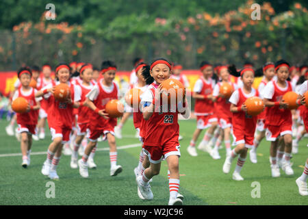 (190709) - Peking, 9. Juli 2019 (Xinhua) - die Schüler nehmen an einem sportfest am Yueyangdao Grundschule in Heping District von Tianjin, China, 12. Mai 2019. (Xinhua / Liu Jin Bao) Stockfoto