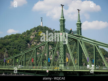 Liberty Bridge (szabadság Bridge) und der Freiheitsstatue auf den Gellertberg, Budapest Stockfoto