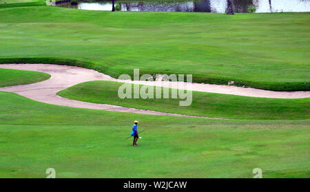 Die Royal Bangkok Sports Club (RBSC-) Golf in Pathumwan, Bangkok, Thailand, Asien, von der Skytrain station Ratchadamri genommen. Dies ist ein exklusiver Sport Club am besten in der Öffentlichkeit für seine Pferderennen Veranstaltungsort bekannt. Der Kurs bietet anspruchsvollen Bunkern und Wasserflächen und hat schöne Grüns. 1901 gegründet, war es das erste Pferderennbahn im Land und einer der ältesten Golfplätze, Eröffnung im Jahr 1906. Stockfoto