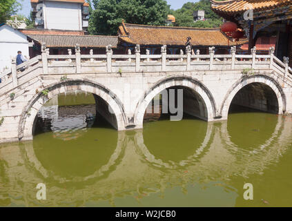 Steinbogenbrücke in Yuantong-tempel, Kunming China Stockfoto