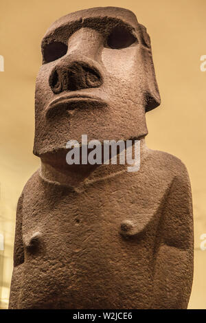 London, Großbritannien - 21 Dezember, 2019: Die Osterinsel Statue, wie Hoa Hakananai'a, im British Museum, London, Vereinigtes Königreich angezeigt bekannt. Stockfoto