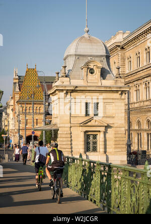 Radfahren über die Donau in Richtung ein torhaus auf der Freiheitsbrücke (szabadság Bridge), Budapest Stockfoto