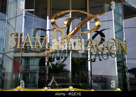 Ein Blick auf den Eingang des Siam Paragon Shopping Centre, eines der größten Einkaufszentren in Thailand, auf der Rama I Road in Pathum Wan Bezirk, im Zentrum von Bangkok, Thailand, Asien. Stockfoto