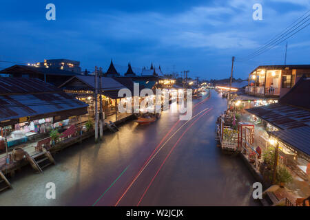 Schwimmender Markt in der Nacht in Amphawa, Samut Songkhram, Thailand. Stockfoto