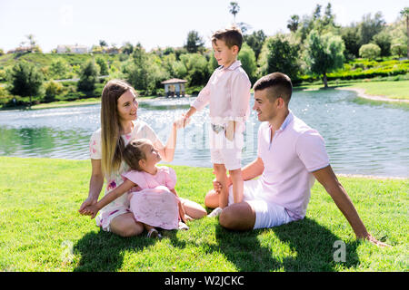 Happy Family im Park eine gute Zeit zusammen Stockfoto