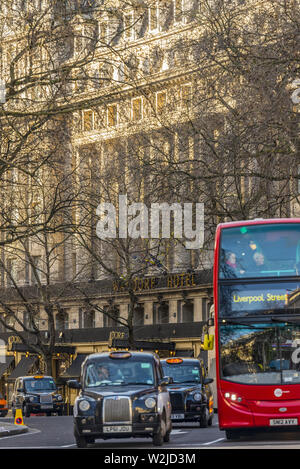 Viel befahrenen Straße Szene am Aldwych, London mit dem Waldorf Hotel Stockfoto