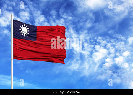 Flagge von Taiwan auf einem Fahnenmast vor blauem Himmel Stockfoto