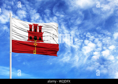 Nationalflagge von Gibraltar auf einem Fahnenmast vor blauem Himmel Stockfoto