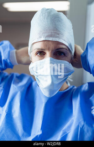 Weibliche Chirurg tragen Mundschutz in Betrieb Theater am Krankenhaus Stockfoto