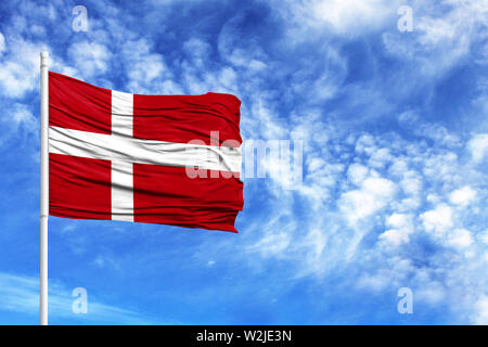 Nationale Flagge Dänemark Fahnenmast vor blauem Himmel Stockfoto